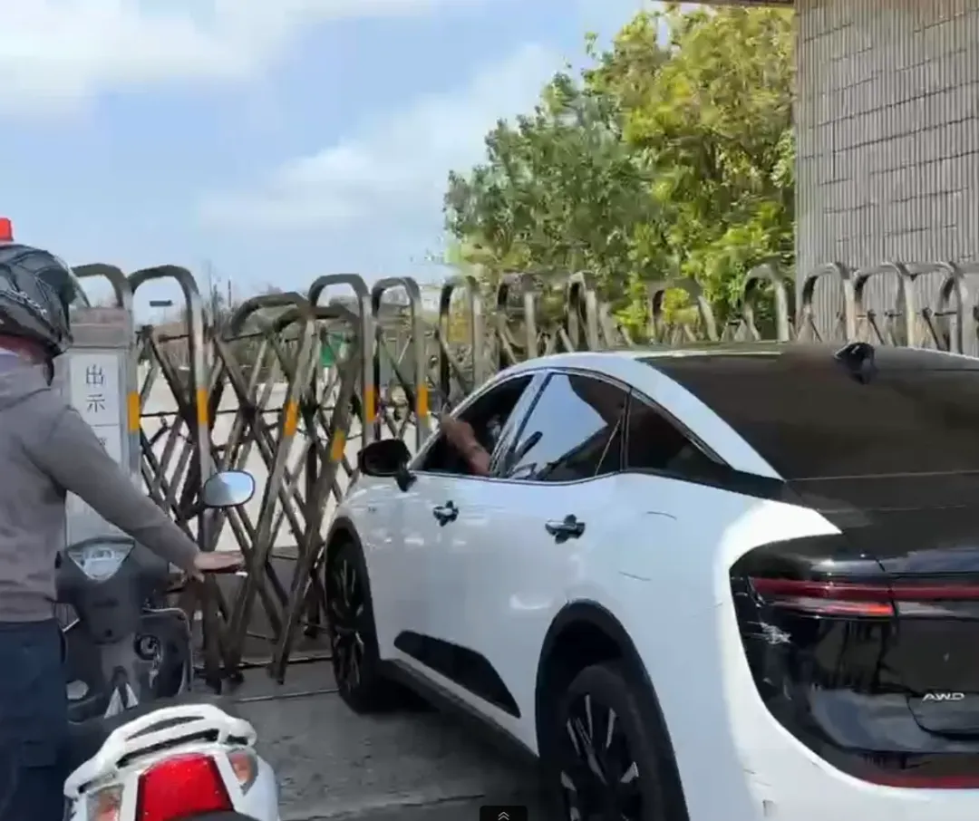 恆春核三廠6日發生冷卻水塔火警，恆春鎮代會主席趙記明駕車2度衝撞核三廠大門以示抗議。（圖／中天新聞）