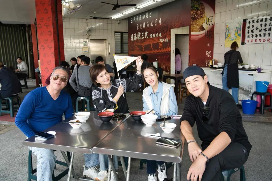 禾浩辰率領眾人品嚐高雄70年老店必比登美食,令大家讚不絕口。(圖/東森綜合 提供)