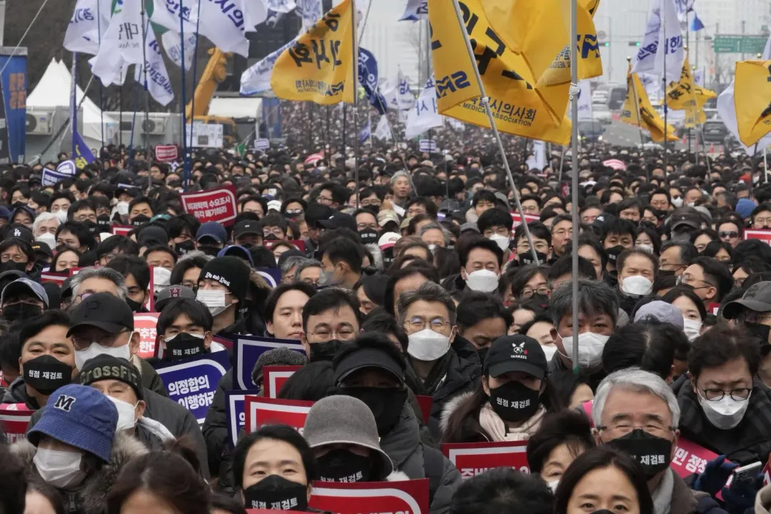 2024年3月3日，醫師在首爾舉行集會反對政府的擴招計劃。（圖／美聯社）