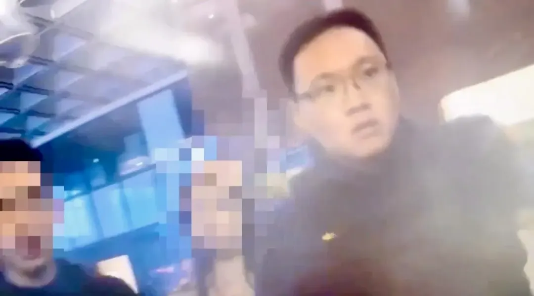 案發後警方趕赴現場員工慌張應答。（圖／翻攝畫面）
