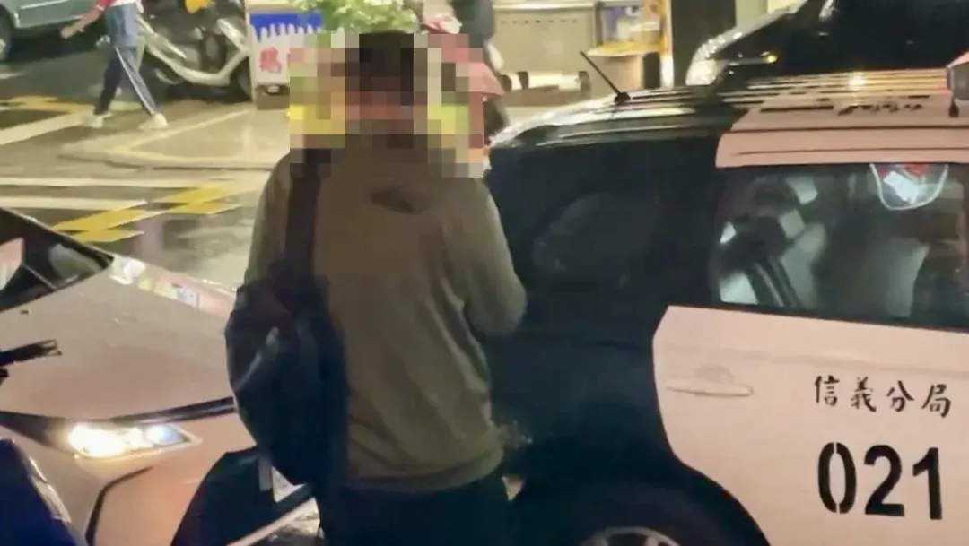 目擊並奪刀的公司人事主管離開派出所。(圖/翻攝畫面)
