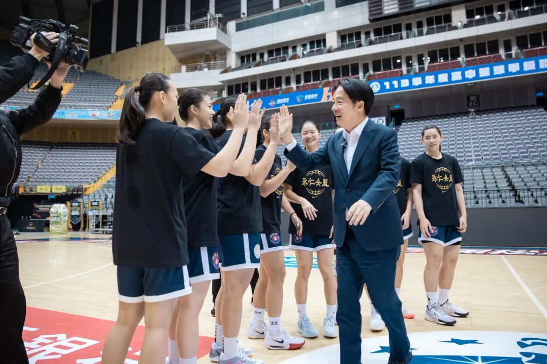 賴總統為永仁高中女籃加油。 （圖／總統府提供）