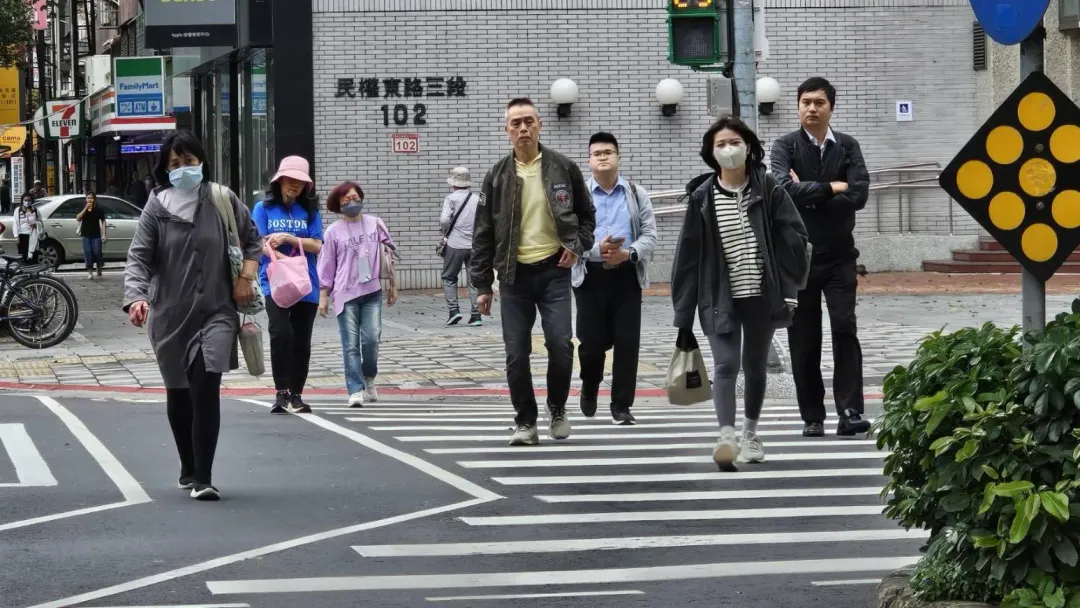 雙北罕見出現8%相對濕度,許多民眾都相當有感。(圖/陳儷文攝)