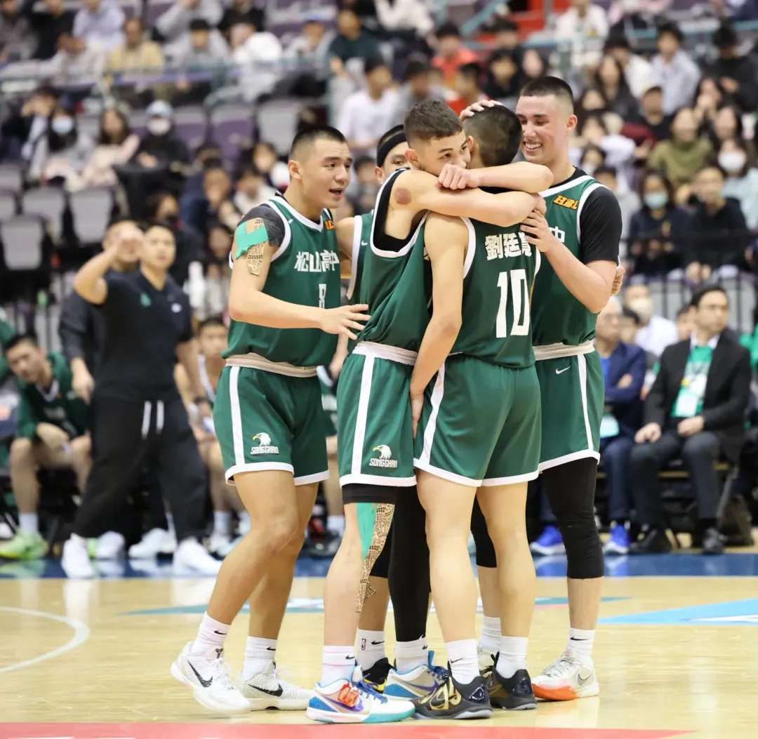 查傑習慣把阿公、阿嬤求來的平安符繫在右腳球鞋上。（圖／大會提供）