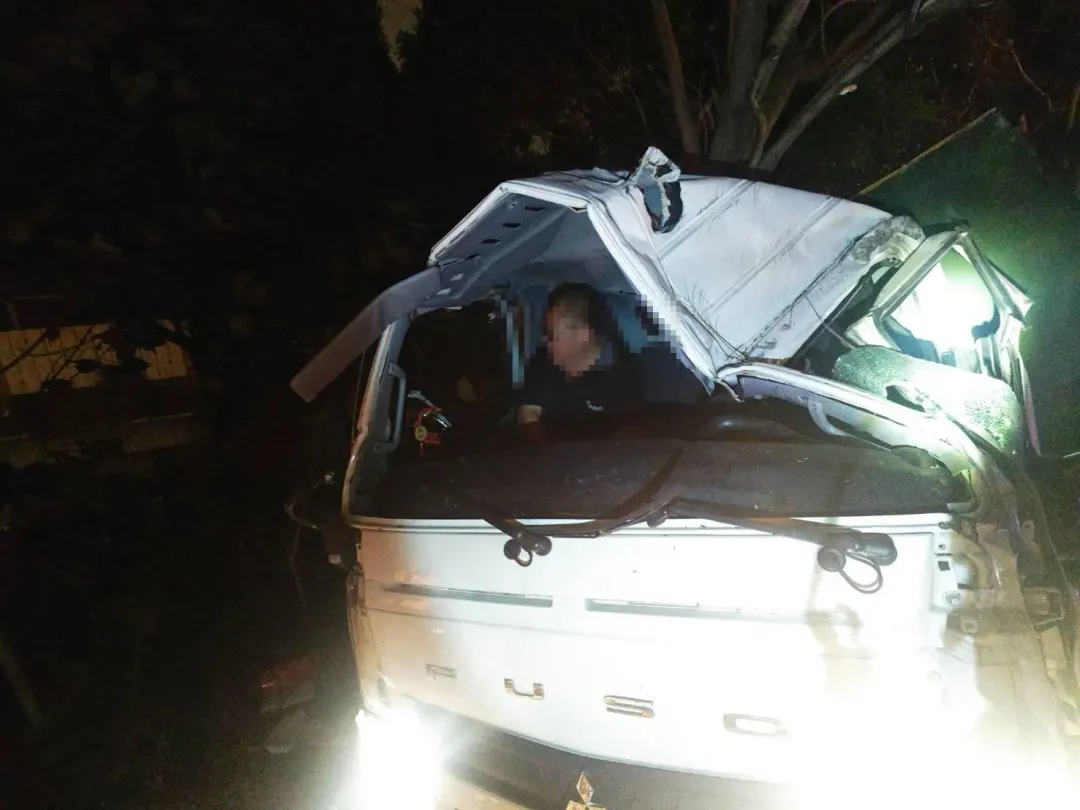 貨車翻覆摔落邊坡。（ 圖／翻攝畫面）