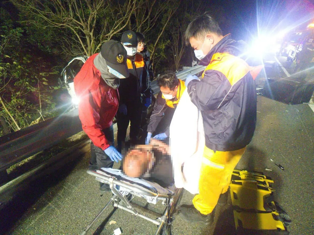 貨車翻覆摔落邊坡。（ 圖／翻攝畫面）