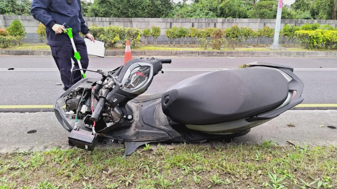 花蓮今天上午發生機車和曳引車碰種,54歲女騎士送醫不治。(圖/翻攝畫面)