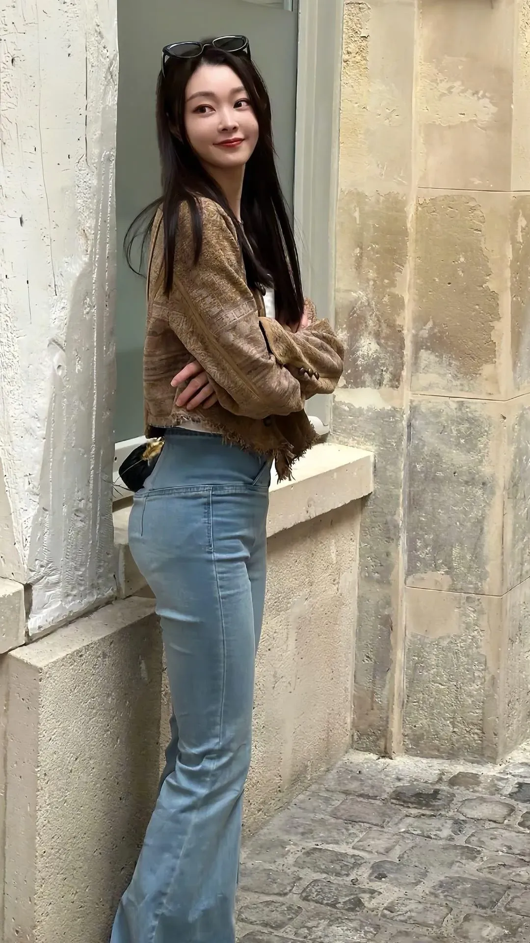 有消息爆出,白敬亭的誹聞女友宋軼親自現身片場盯場。(圖/翻攝自微博)