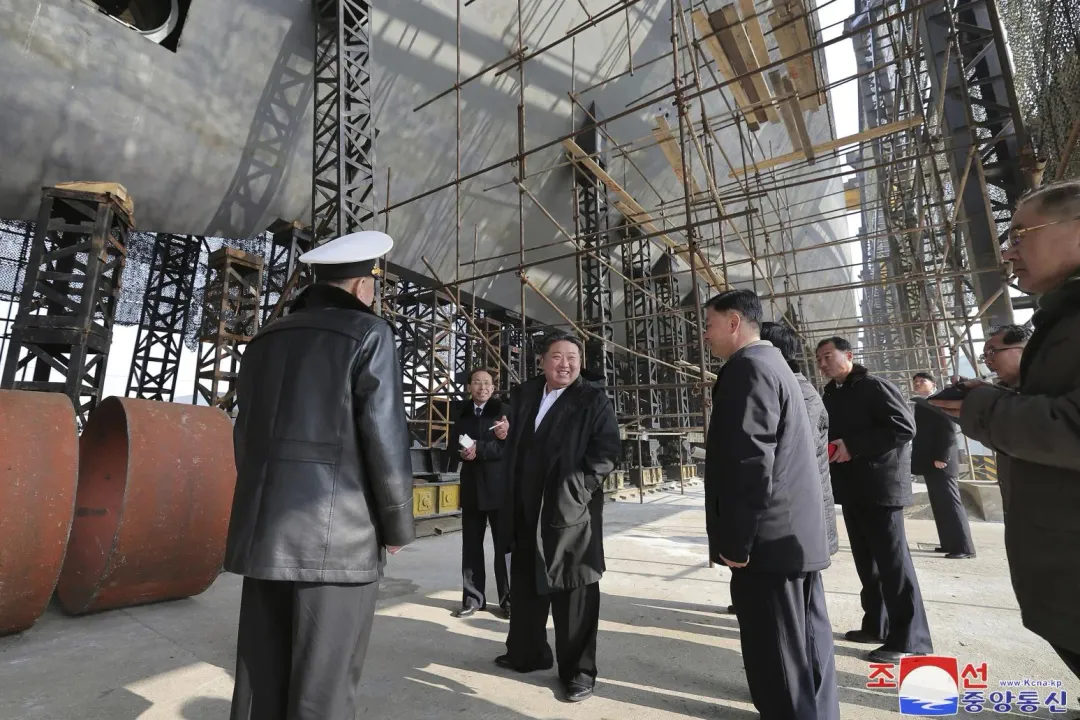 北韓領導人金正恩視查造船廠。（圖／美聯社）