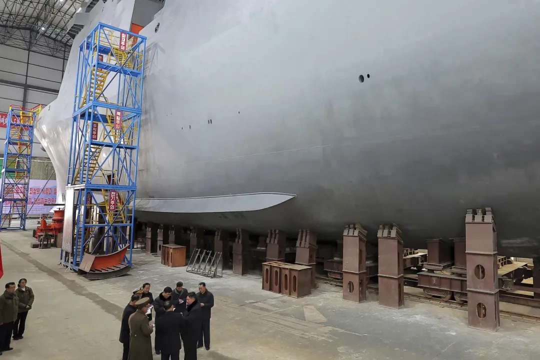 金正恩聽取了有關潛艇建造情況的報告。（圖／美聯社）
