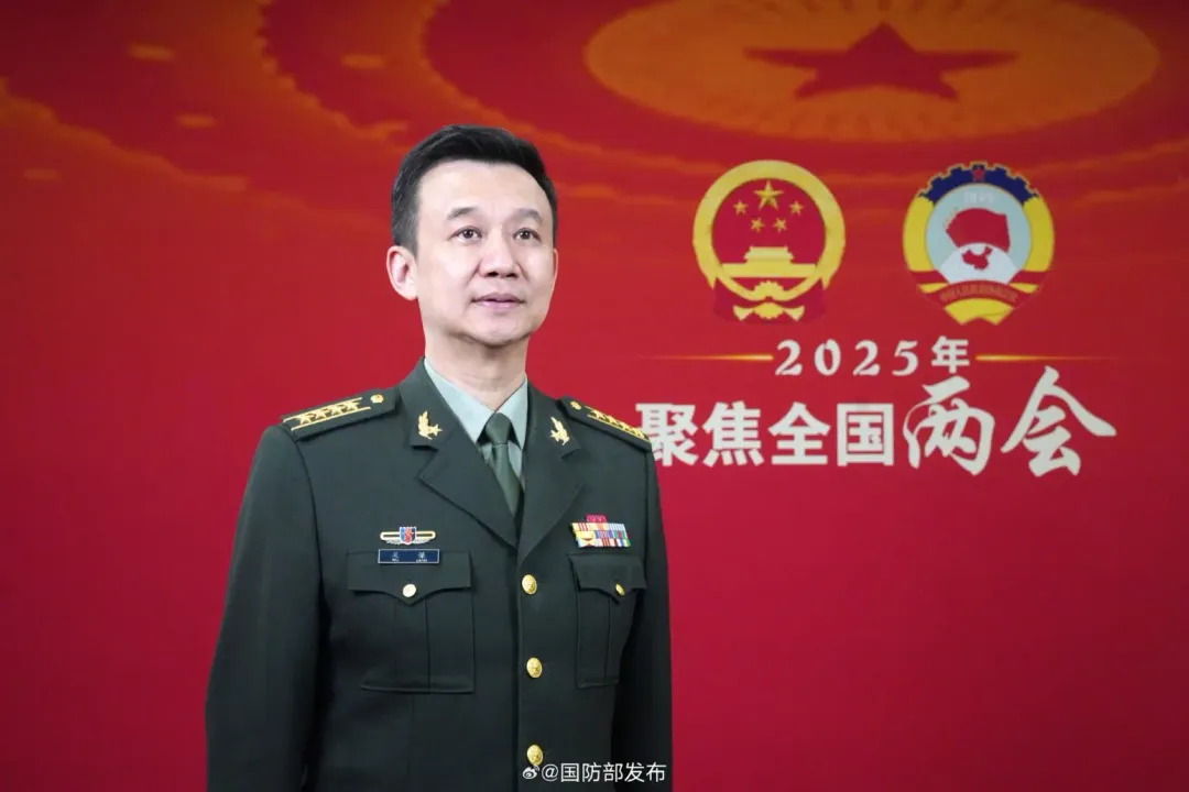 解放軍和武警部隊代表團新聞發言人吳謙。(圖/翻攝微博「國防部發布」)