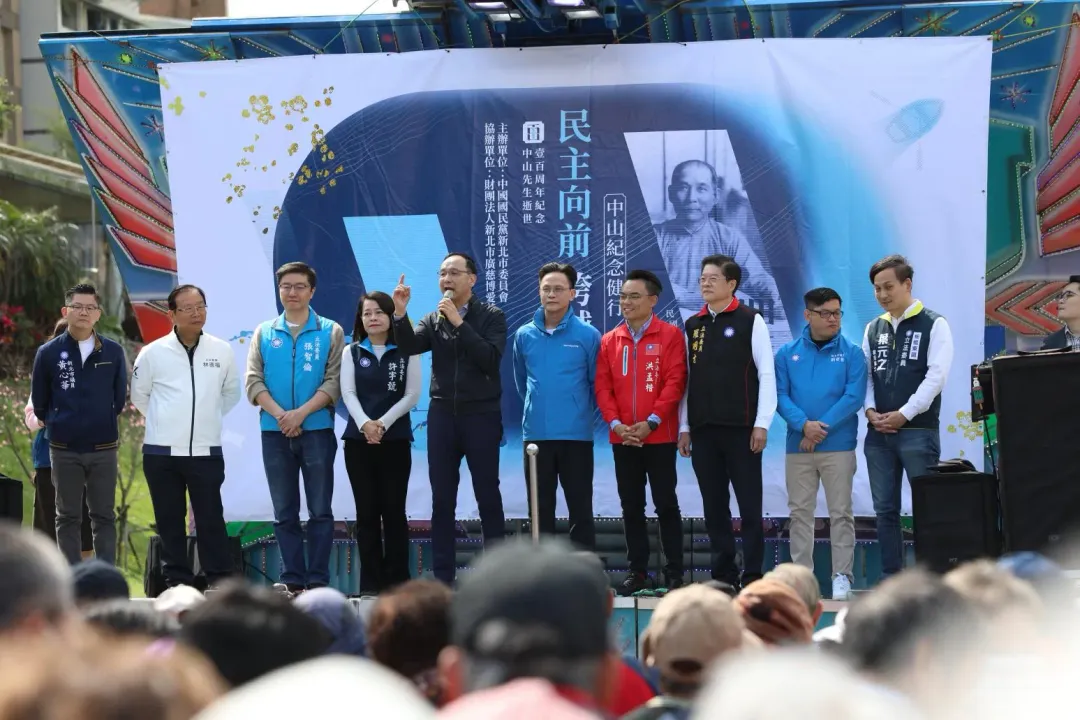 國民黨立委張智倫（左三）出席新北市的「民主向前跨越百年紀念國父孫中山先生逝世100周年健行植樹活動」。（圖／中天新聞）
