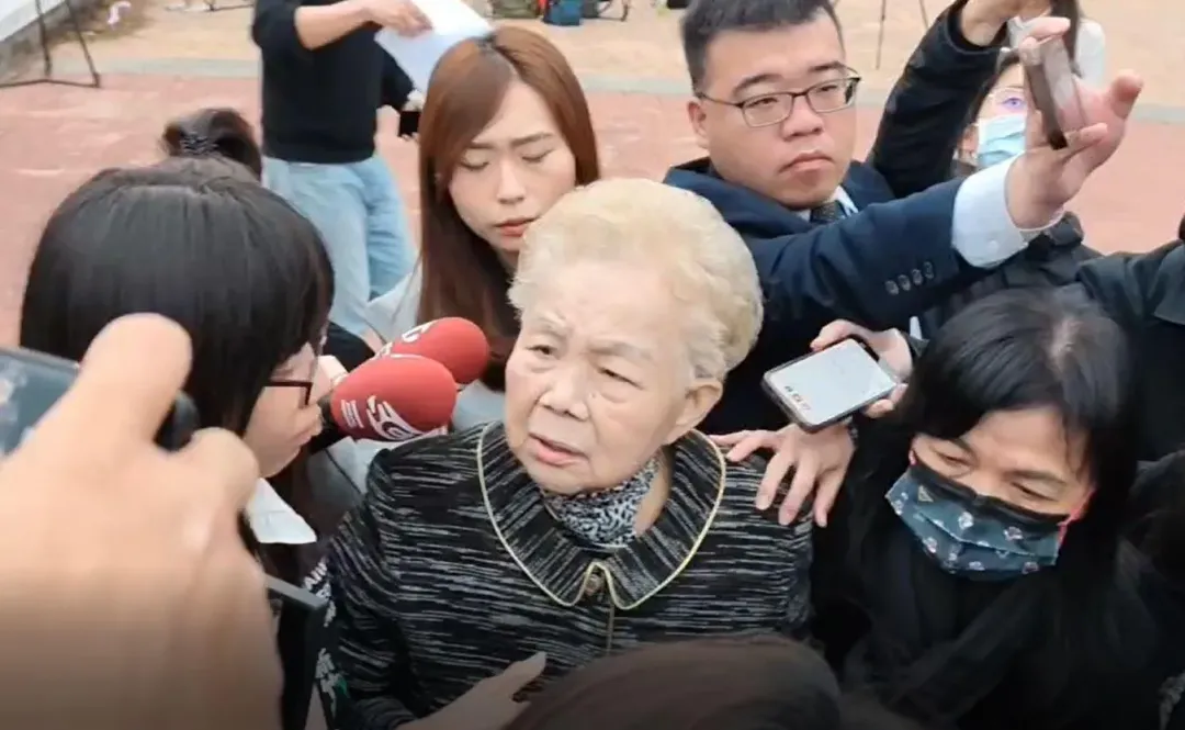 柯媽何瑞英抵達柯爸柯承發的告別式會場