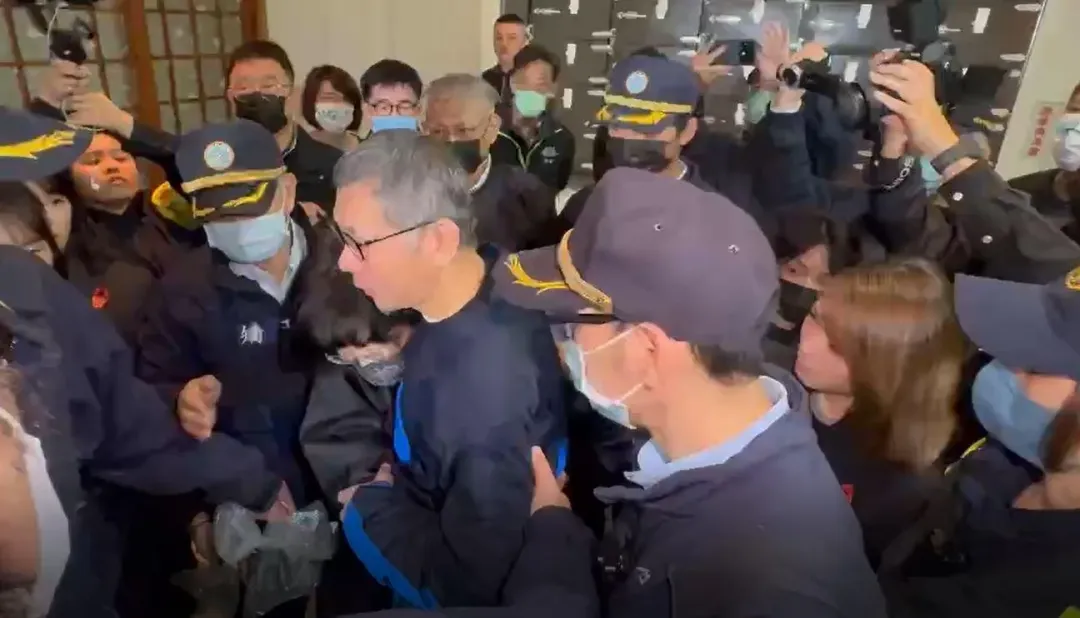 台北地方法院審理京華城及政治獻金案,20日召開準備程序庭,民眾黨前主席柯文哲首度被提訊出庭。(圖/中天新聞)