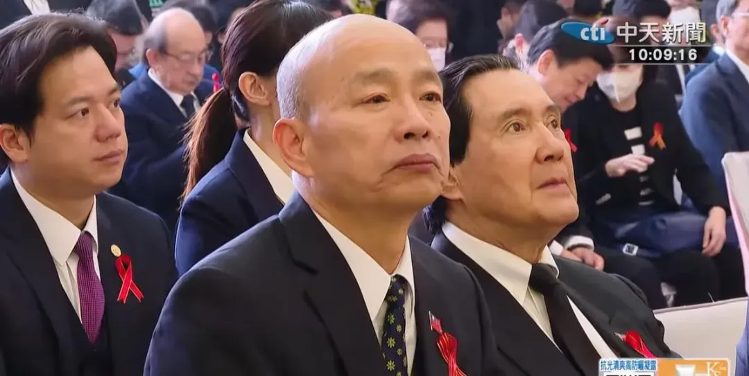 韓國瑜(左前)嘴唇緊閉、眼角帶有淚光、馬英九似有人生無常感觸。(圖／中天新聞)