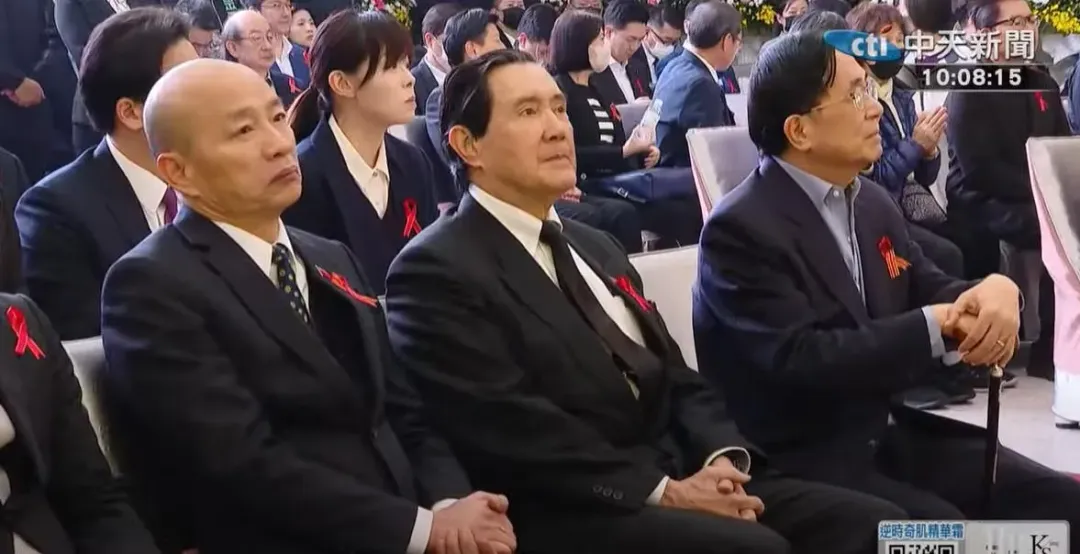 韓國瑜(左起)、馬英九、陳水扁出席柯承發告別式，３同坐第一排。（圖／中天新聞）