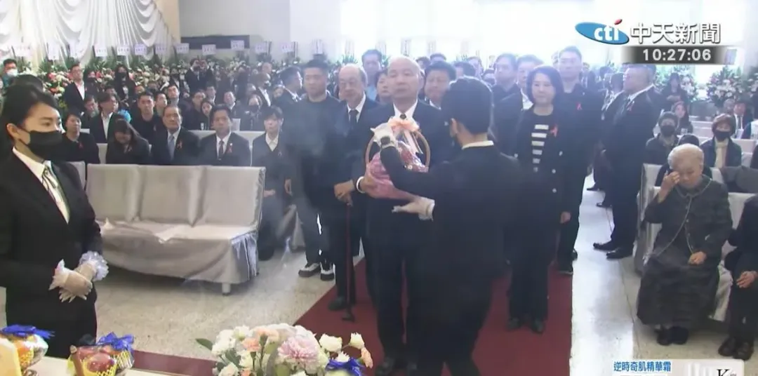 韓國瑜率立院黨團三長及立院同仁致哀告別。(圖／中天新聞)