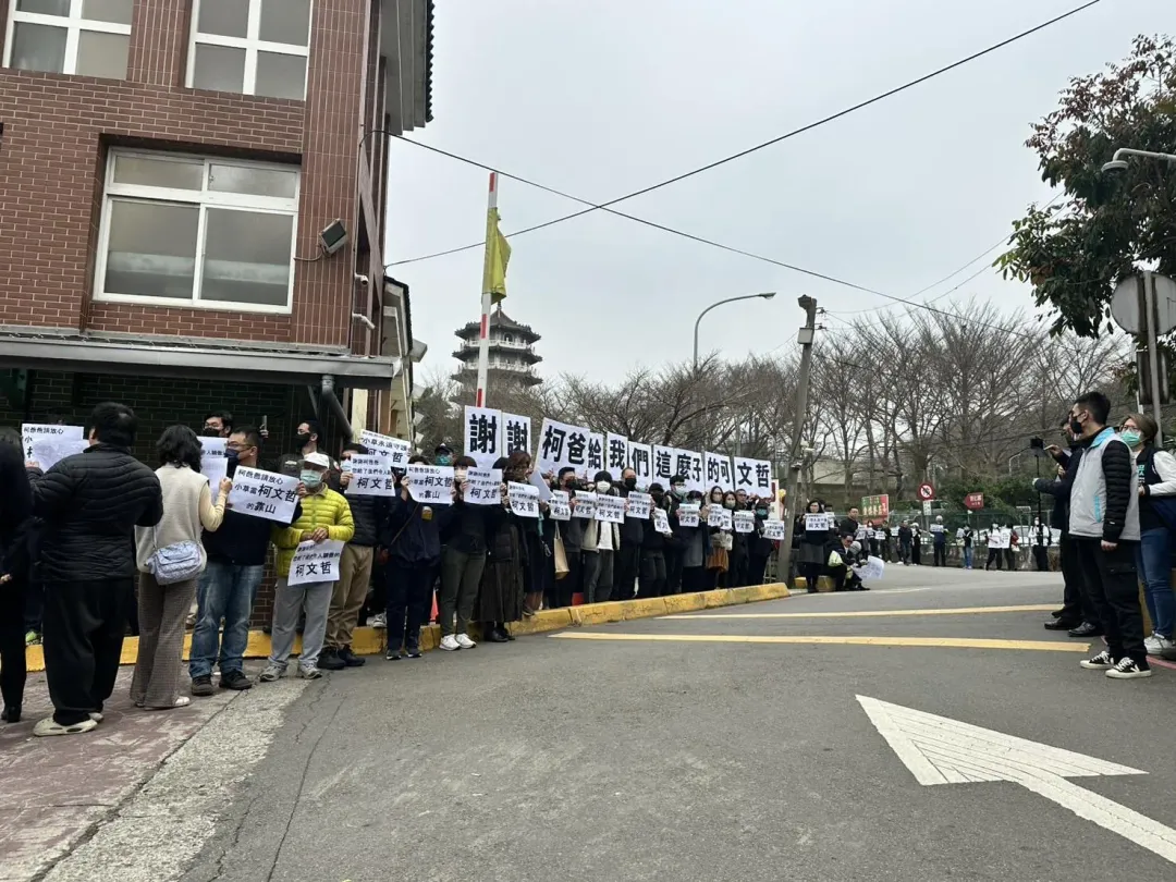 小草排字護送柯爸最後一程。（圖／中天新聞）