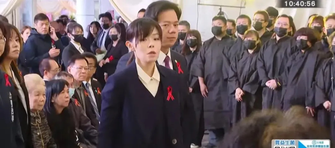 高虹安與新竹市代理市長邱臣遠及市府團隊一起出席柯承發告別式。(圖／中天新聞)