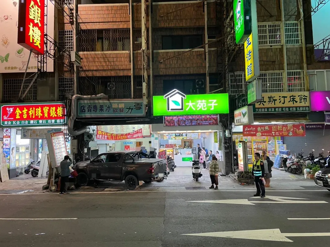 昨（9）日晚間7時許，台南市永康區中華路193號發生一起交通事故，一輛自小客車不慎撞入店家騎樓。（圖/民眾提供）