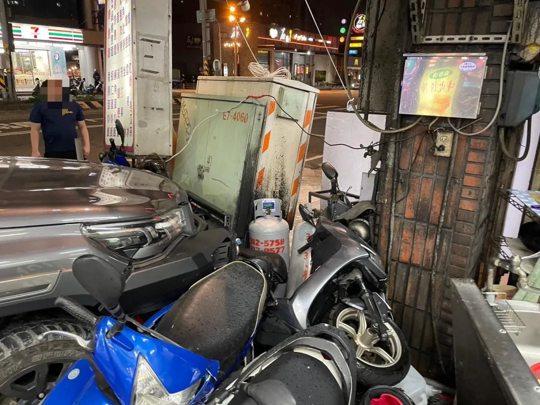 自小客車駕駛身體不適，不慎撞入店家騎樓，總計波及2間店家及9部機車。（圖/民眾提供）