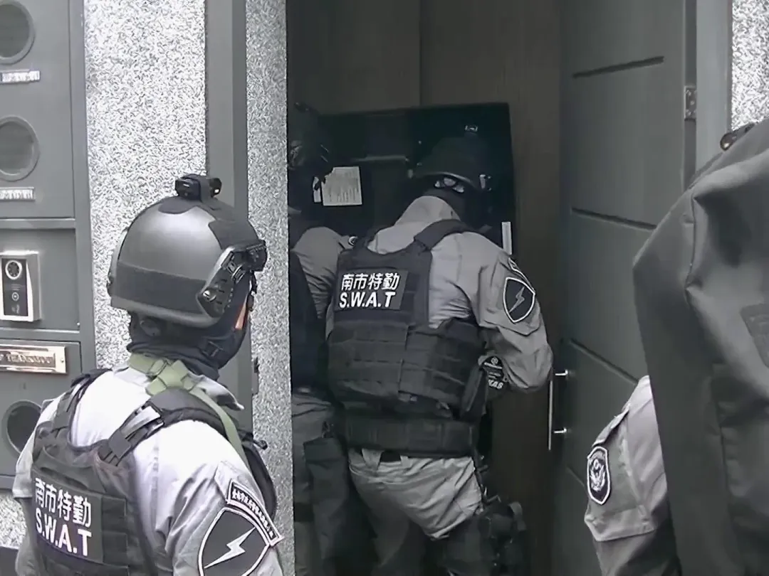 警方攻堅。(圖/翻攝畫面)