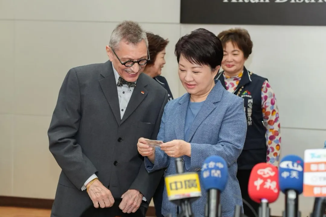 盧秀燕感謝利昂爺爺成為台中市第一位申辦敬老愛心卡的外國朋友。(圖/台中市府提供)