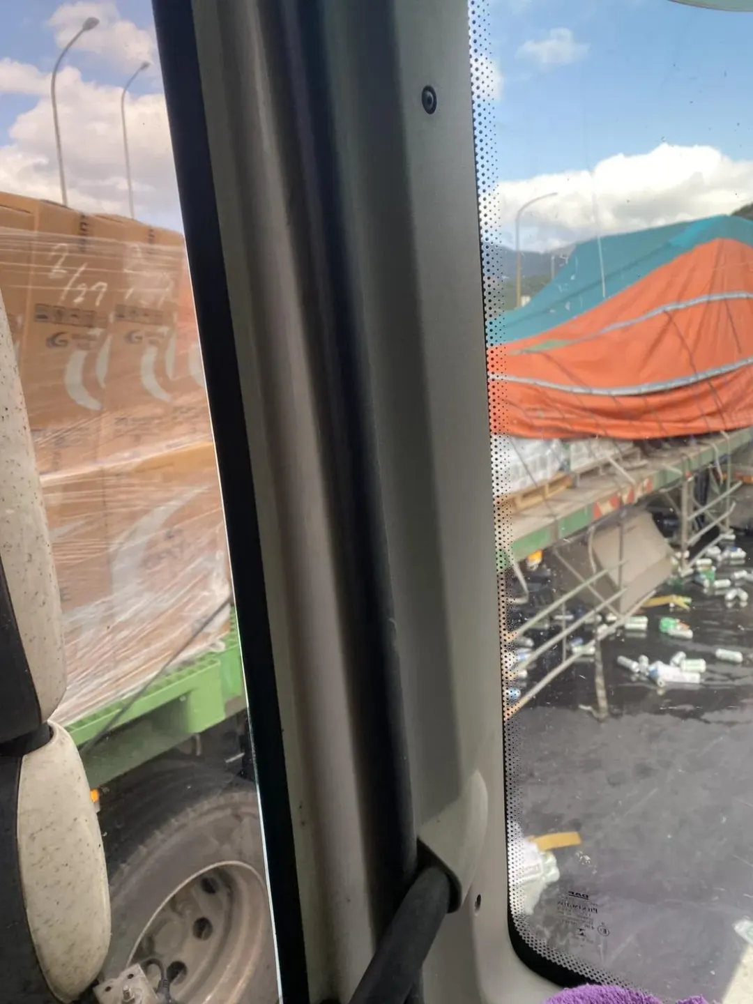 台2線曳引車貨物散落，罐裝啤酒灑滿路面。（圖／翻攝畫面）