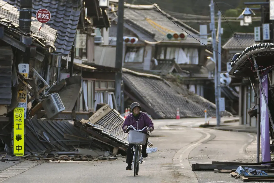 圖為去年1月1日,日本石川縣能登半島發生規模7.6強震。(圖/美聯社)
