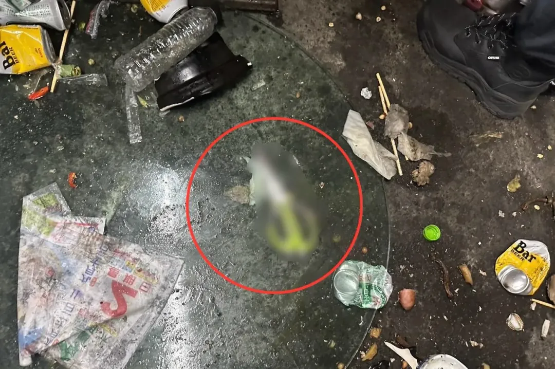 凶器利剪掉落地面。(圖/翻攝畫面)