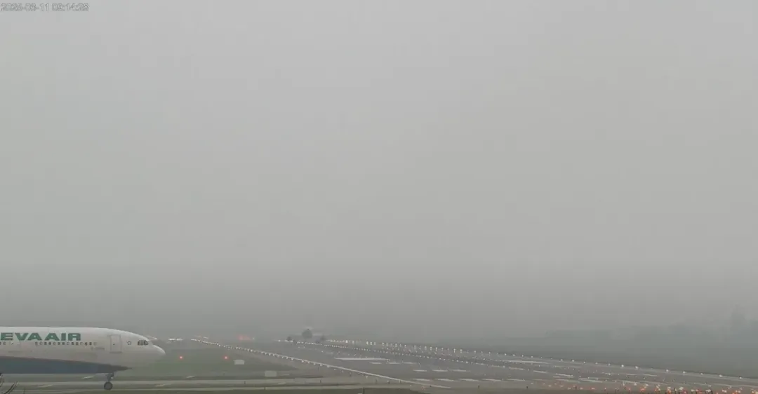 桃園機場起了大霧，天空白茫茫一片。（圖／翻攝遊桃園 Taoyuan Travel）