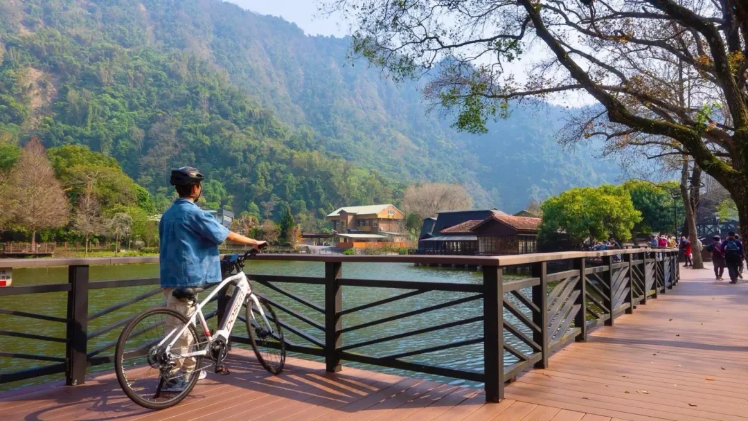 「福容徠旅水里」堪稱玉山腳下的藝術旅店,周邊最佳的旅遊方式,便是利用單車感受這個曾因木業而繁榮的小鎮風光。(圖/福容大飯店提供)