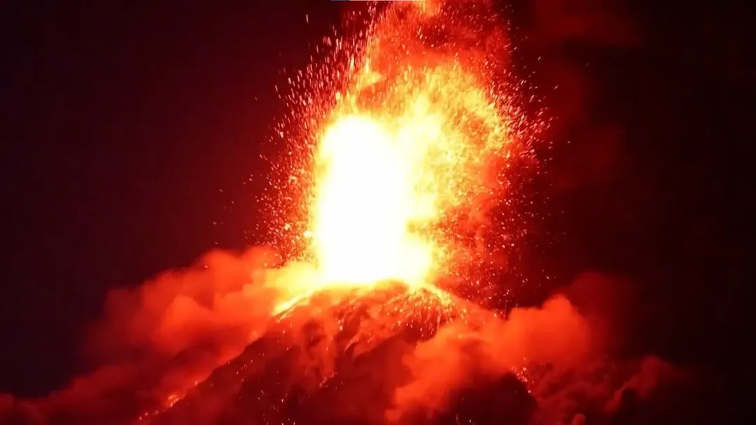 瓜地馬拉的「火峰」火山（Fuego）10日晚間開始噴發。（圖／美聯社）