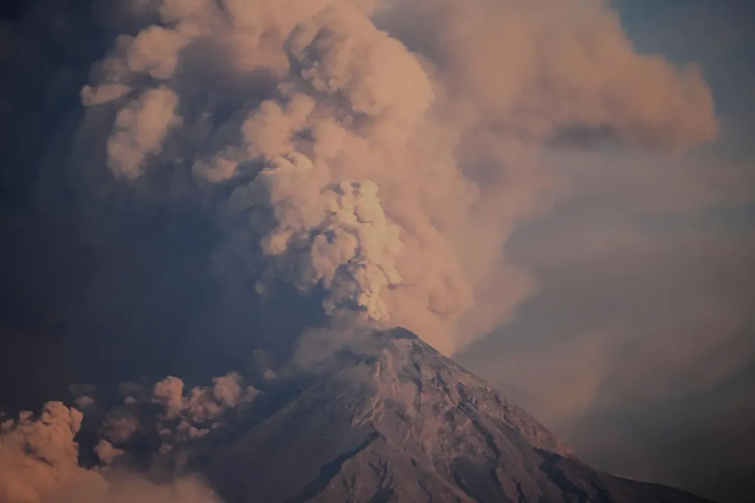 白天後「火峰」火山煙柱仍十分驚人。（圖／美聯社）