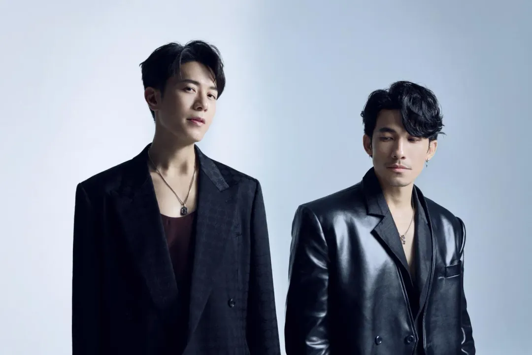 韋禮安（左）聯手連炳發（右）發行新單曲〈For a Better Day〉。（圖／索尼音樂 提供）