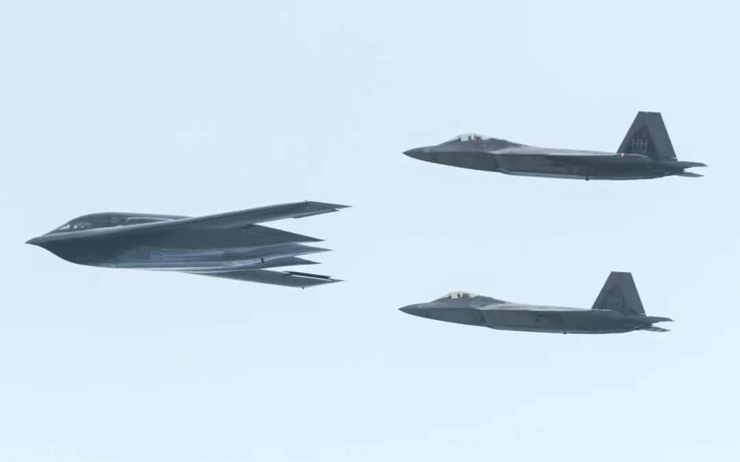 美軍現役B-2匿蹤轟炸機(圖左)及F-22匿蹤戰機。(圖/美國空軍)