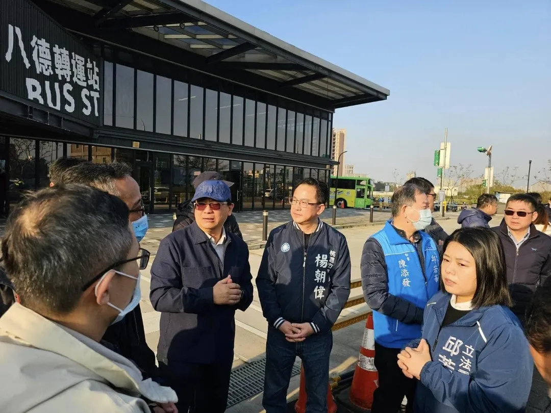 立委邱若華邀請高公局等相關單位在尖峰時刻會勘八德區的交通情況。（圖／邱若華臉書）