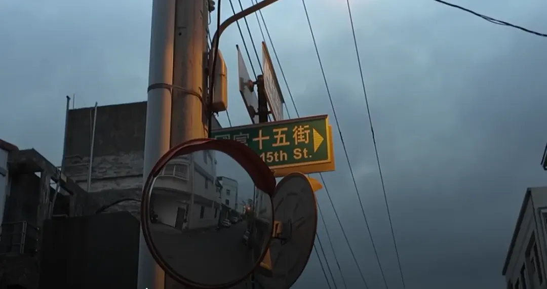 附近民眾表示,國富十四街這一區域以前都很單純,但最近卻出現3個年輕人半夜不睡覺,大晚上大吵大鬧摔東西很大聲。(圖/翻攝畫面)