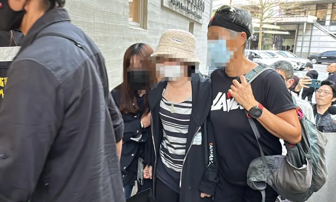梁姓技術長妻子與家屬進入解剖中心。(圖/塗豐駿攝)