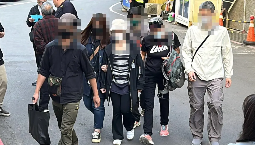 梁姓技術長家屬抵達解剖中心。（圖／塗豐駿攝）