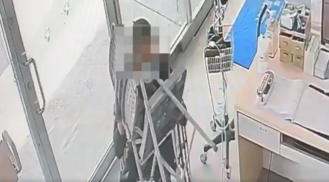 屏東地檢署檢察官訊問賴男後，向屏東地方法院聲請羈押賴男，法院於10日裁定羈押。（圖為賴男涉嫌拿椅子砸護士/翻攝畫面）