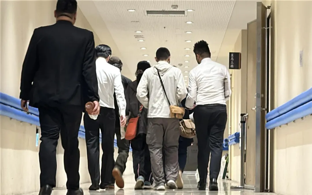 梁姓技術長妻女與家屬低調從後門離開。(圖/塗豐駿攝)