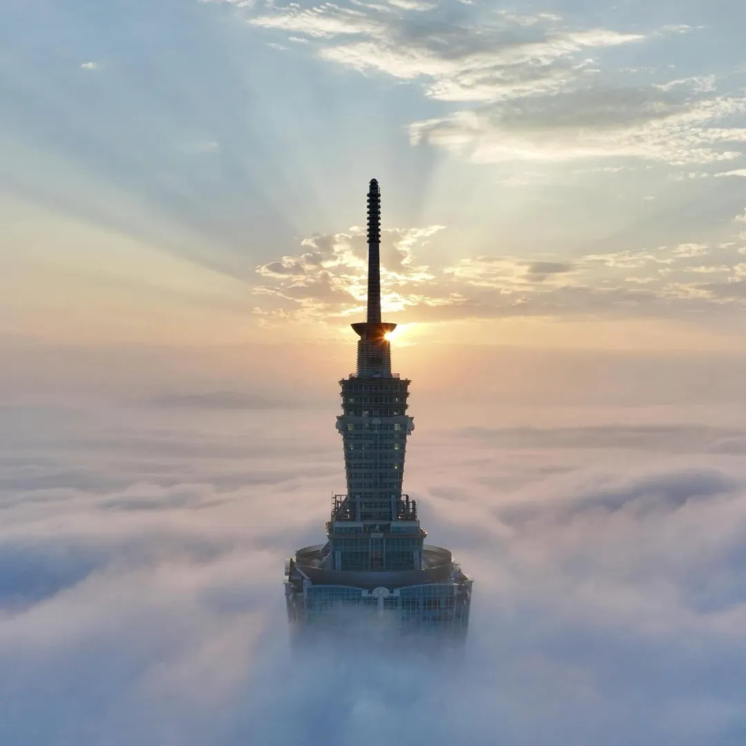 今（11）日早晨，空拍師沈張鴻和兩位友人到台北101大樓附近空拍，成功抓拍到被雲海包圍的101，難得一睹的壯麗景色。（圖／沈張鴻授權引用）