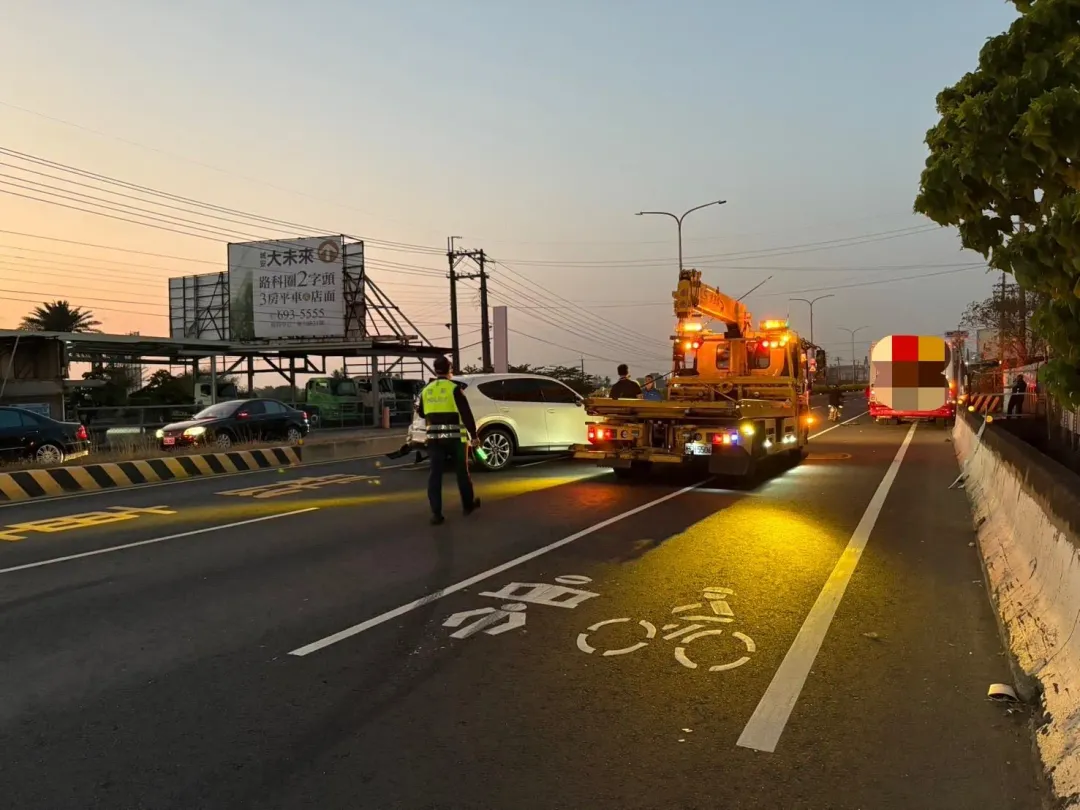 公車追撞前方60歲王男的小客車，再滑行撞上微電車。（圖／翻攝畫面）