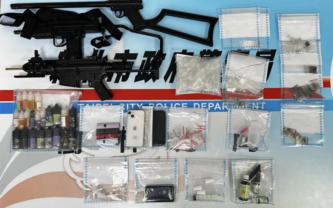 警方查扣大批毒品與空氣槍等證物。（圖／翻攝畫面）