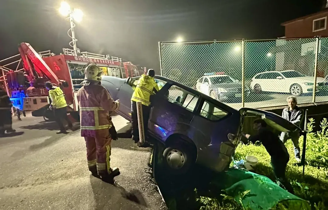 老翁倒車不慎車輛滑落菜園受困。（圖／翻攝畫面）