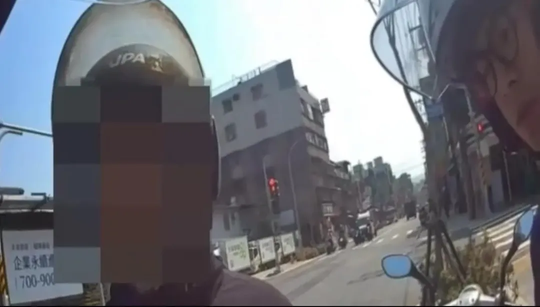 男子含著酒測器不吹氣遭警方斥責。（圖／翻攝畫面）