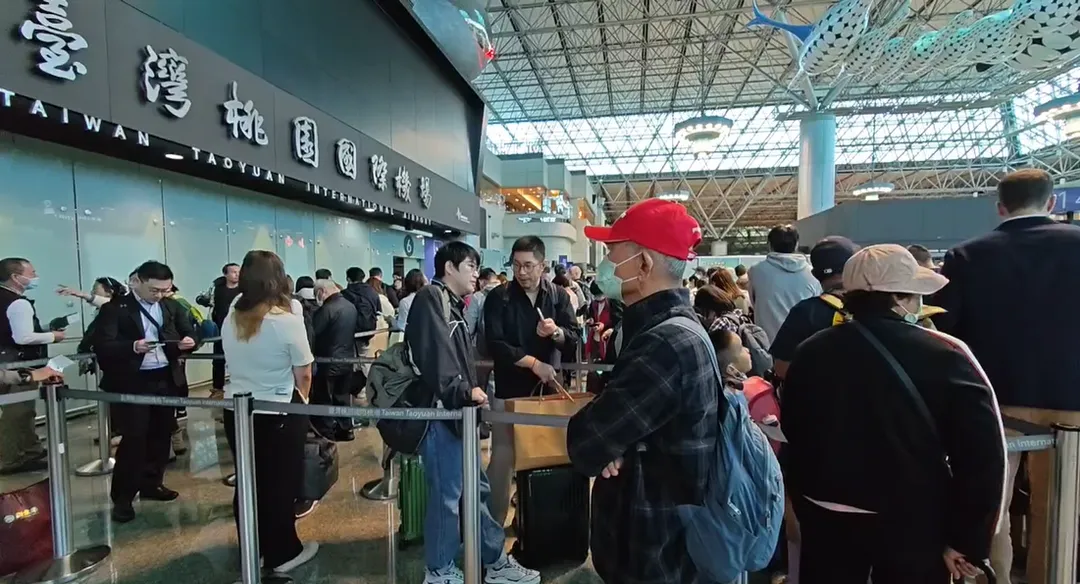 桃園機場爆發航警收賄走私醜聞，航警局陳姓員警多次非法放行楊姓母女檔，夾帶加熱菸由公務門通關。（圖/中天新聞）