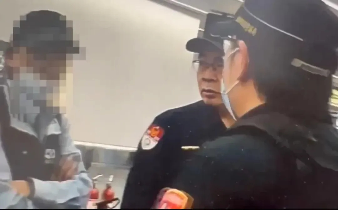 乘客蔡姓男子遭英籍外師飆罵動手拍掉帽子。（圖／翻攝畫面）