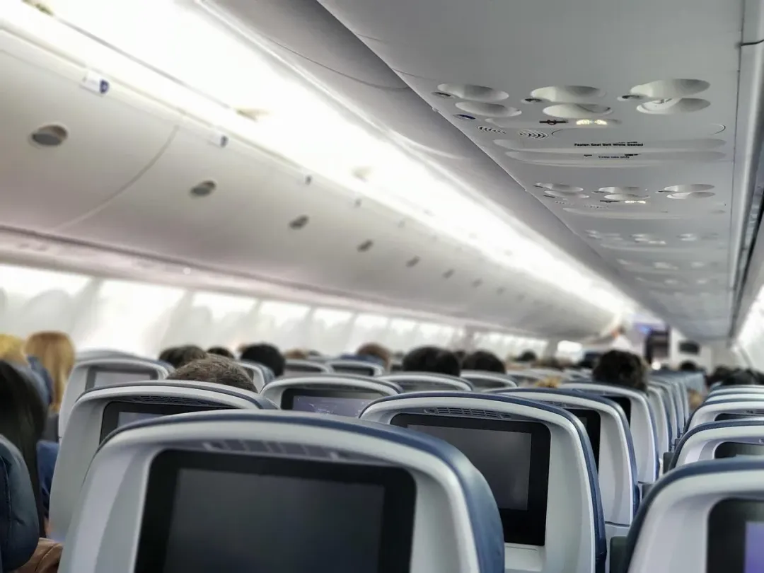 搭飛機若不能滑手機,該如何打發時間?話題引起討論。(示意圖/pixabay)